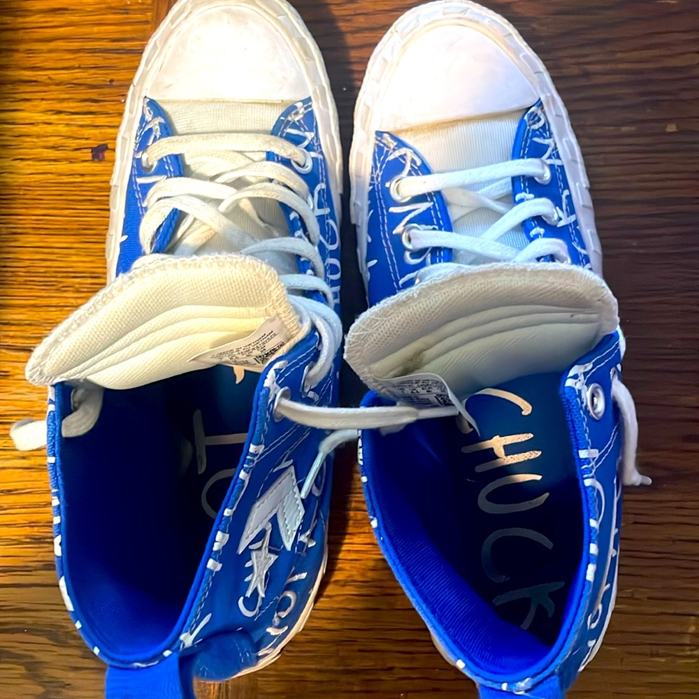Converse All Stars Chuck Taylor Shoes
Men 7 All over Blue White preowned